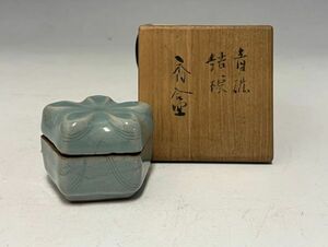 Mn2799【K府茶人Mさまから委託品】宇野宗甕作　青磁　桔梗　香合　共箱　日本陶工作品現代茶陶茶道具