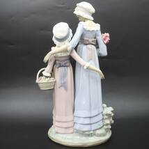 ITJS39DF24LW 即決 本物 Lladro リヤドロ 母と娘 女の子 花 フラワー フィギュリン スペイン製 陶器 置物 人形 コレクション インテリア_画像2