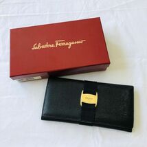 tk5013【60】//Salvatore Ferragamo★サルヴァトーレフェラガモ　二つ折り長財布　黒　ブラック　レディース_画像1