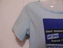 sy486 ユニクロ Barbara Kruger 半袖 Tシャツ ライトブルー 水色 ■ フロントプリント ■ ストレッチ素材 綿混生地 Lサイズ_画像5