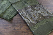 新品 【シルク100% SILK】ペイズリー柄 モスグリーン系 M.GREEN ゴールド GOLD 金 スカーフ/ストール_画像3