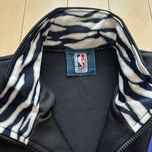 【新品】NBA (エヌビーエー）トレーニングウエア 黒 Lサイズ 白×紫の切り替え  運動着 長袖 ジャージの画像4