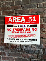 エリア51の警告看板　アルミサインボード（RESTRICTED AREA） ■ アメリカ雑貨 アメリカン雑貨_画像1