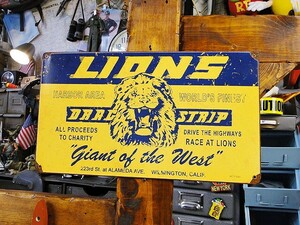 ライオンズ　ドラッグストリップ　U.S.ヘヴィースチールサイン（GIANT OF THE WEST）　アメリカ雑貨　アメリカン雑貨