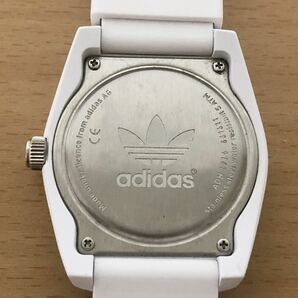 245-0368 adidas アディダス メンズ腕時計 ラバーベルト クオーツ 白 ホワイト ADH2916 電池切れ 動作未確認の画像4