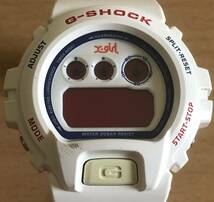 242-0225 CASIO カシオ G-SHOCK X-GIRL メンズ腕時計　ラバーベルト　クオーツ　デジタル　白　ホワイト　DW-6900FS 電池切れ　動作未確認_画像1