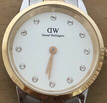 233-0894 Daniel Wellington ダニエルウェリントン レディース腕時計　金属ベルト　クオーツ　M28DTW01 電池切れ 動作未確認_画像1