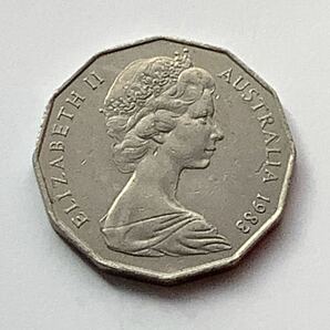 【希少品セール】オーストラリア エリザベス女王肖像デザイン 50セント硬貨 1983年 1枚の画像1