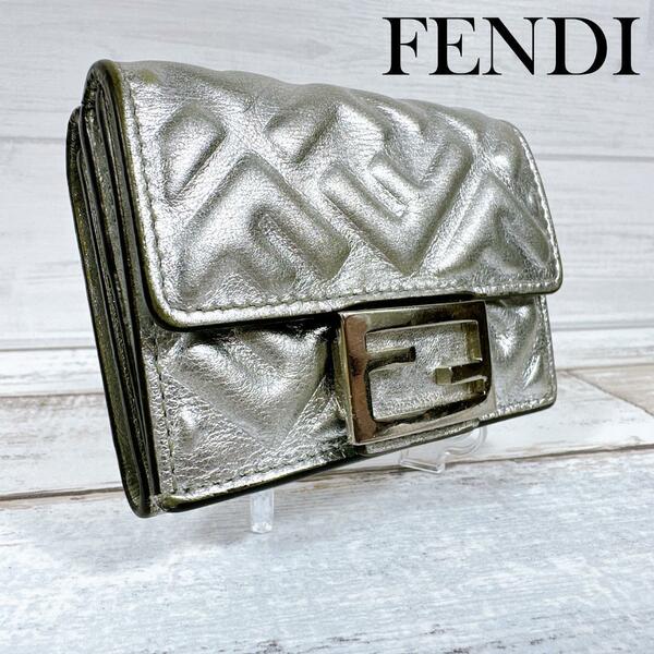 FENDI フェンディ バゲット マイクロ コンパクト ウォレット 三つ折り財布 8M0395 トリフォールド 3つ折り財布 シルバー エンボス