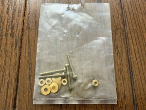 小さい　細い　黄銅、真鍮　ボルト　ワッシャー　ナット　直径1.9mm ネジ溝長1.5cm ナット幅3.8mm　4本　ゴールド、金色　未使用　送料無料