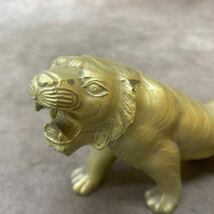 虎 置物 オブジェ 金属工芸 金属製 トラ 寅 タイガー 全長約25cm 咆哮 厄除け 厄祓い インテリア 飾り 置物 オブジェ 現状品_画像6