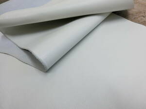 L72　白　オフホワイト　長め　革らしいシボ感有　１，３～１，４ミリ　最長部約115×35㎝　革紐　手作り材料　ハンドメイド　