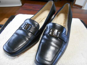 Salvatore Ferragamo カーフレザー　VARA　チャンキーヒールパンプス　３５ｍｍ　５１／２Ｄ　Made In Italy 　美品