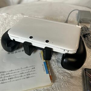 【#tn】【充電器・取説付き】Nintendo 3DSLL ホワイト ニンテンドー3DSLL NINTENDO 任天堂 モンハンコントローラー付き