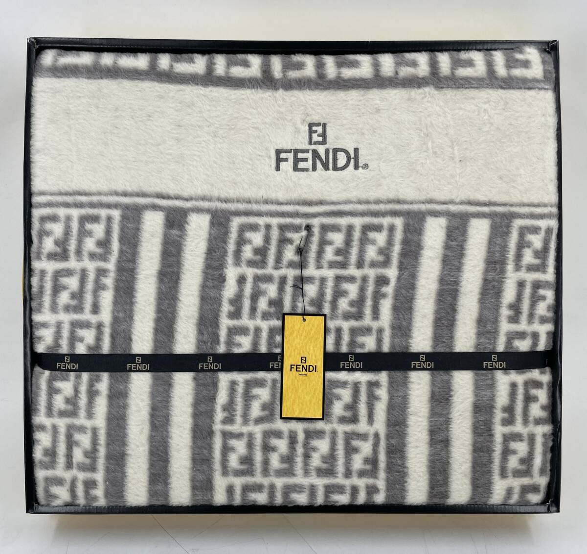 Yahoo!オークション -「(フェンディ fendi)」(毛布) (寝具)の落札相場 