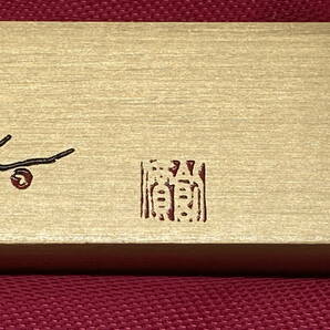 □M20 創価学会 広宣流布記念 文鎮 ペーパーウェイト 梅 ゴールドカラー 木箱 記念品の画像4