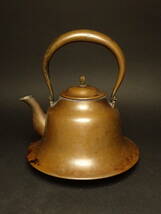 B-425 銅製 真鍮 銅瓶 やかん ヤカン 銅器 羽釜 骨董 アンティーク 茶道具 茶器 鉄瓶 時代物 古民具 3.1kg 23.0cmX25.0cm 30.0cm_画像10