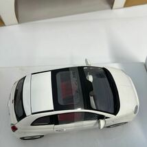 FIAT ディーラー特注 MONDO MOTORS 1/18 Nuova FIAT500 White フィアット500 赤白内装 ミニカー モデルカー カラーサンプル_画像5