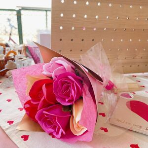 ソープフラワーミニブーケ6輪の薔薇　ピンク系　ホワイトデー　記念日　誕生日　母の日　プレゼント