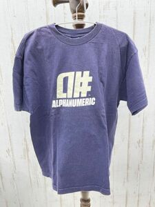 ALPHANUMERIC Tシャツ ネイビー Ｍサイズ メンズ 半袖 ロゴプリントTシャツ 丸首 ストリート アメカジ アルファヌメリック 即日発送