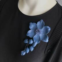 ◆新品◆*素敵＊レザー＊穴を開けないマグネット式＊お花のブローチ＊Blue*_画像1