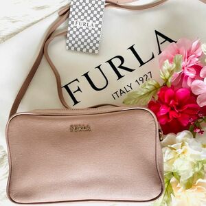 極美品★FURLA フルラ リリー ショルダーバッグ ダブルファスナー ピンクベージュ カメラバッグ ポシェット くすみピンク