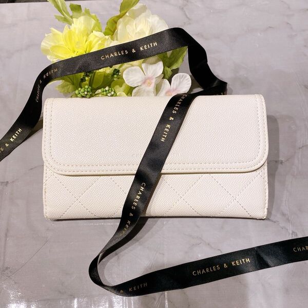 ほぼ未使用 チャールズ&キース CHARLES & KEITH 白 財布 長財布 ホワイト かわいい キルトジップ
