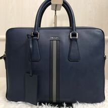 極美品/希少色●プラダ PRADA ビジネスバッグ ブリーフケース メンズ ビジネス 大容量 A4 書類 サフィアーノレザー 本革 青 ブルー 2VE363_画像2