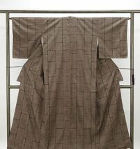 紬 未着用超美品 正絹 地球印 7マルキ幾何模様 身丈159cm 裄丈64.5cm 本場奄美大島紬 未使用 新古品 着物 カジュアル d0522_画像1