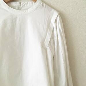 デザイン ショルダー コットン ブラウス 白 / ホワイト ドロップショルダー バルーン袖 シンプル シャツ ノーカラーの画像3
