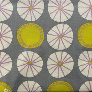 紫陽花 (アジサイ) 柄③ 和柄　グレイ地　黄色×白　オックス　生地　布　ハギレ　カットクロス　50cm