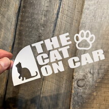 車に猫がいます THE CAT ON CAR 肉球 CAT ねこ 猫 ステッカー キャット カッティング 文字だけが残る 10色_画像1