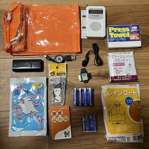 コクヨ KOKUYO 防災用品 ☆ 防災グッズ 非常用品 デスクサイド 避難用品 マグネット ☆ 充電器 圧縮タオル 携帯ラジオ 乾電池 レインコートの画像2