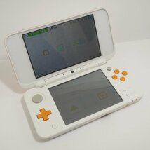 USED美品・保管品 任天堂 new NINTENDO 2DS LL ホワイト×オレンジ JAN-001 ゲームソフト モンスターハンター4 元箱付き 動作品_画像2