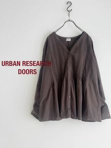 【2点以上で送料無料】URBAN RESEARCH DOORS アーバンリサーチドアーズ ピンタックVネックブラウス ブラウン