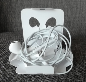 新品・送料無料、純正 iPhone EarPods（Lightningコネクタ）