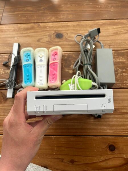 Wii本体 リモコン３台　　箱無し