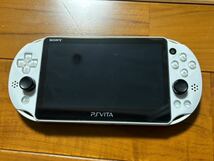 美品PlayStation Vita Wi-Fiモデル グレイシャーホワイト (PCH-2000ZA22) 使用時間僅か ボタン付き_画像3