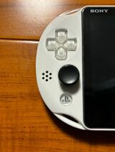 美品PlayStation Vita Wi-Fiモデル グレイシャーホワイト (PCH-2000ZA22) 使用時間僅か ボタン付き_画像5