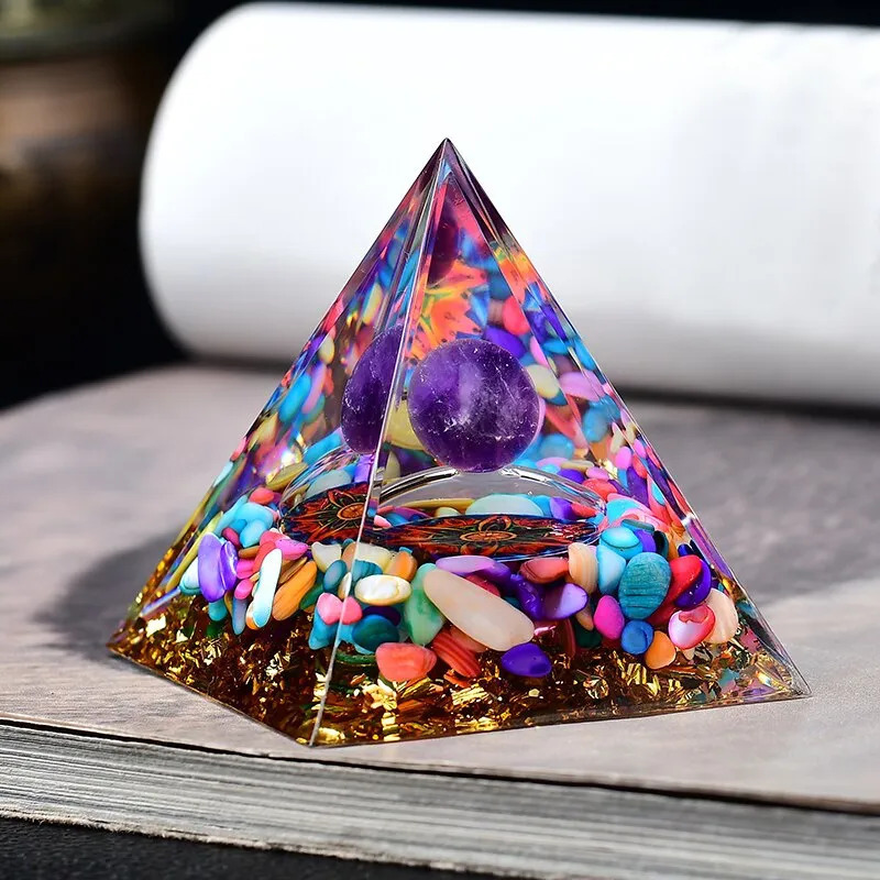 [Shipping from 300 yen/Immediate purchase] Pyramid-shaped orgonite ornament/object 5cm square Agate, amethyst, gold leaf For good luck and purification New, Handmade items, interior, miscellaneous goods, ornament, object