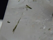 【水&緑簾石入り】エピドートinエンハイドロクォーツ　緑簾石&水入り水晶　原石　標本_画像5