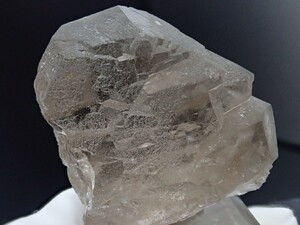 【ねじれ水晶】グインデルクォーツ　クウィンデルスモーキークォーツ　煙水晶　原石　標本