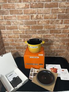 【未使用】LE CREUSET ル・クルーゼ ココット・エブリィ 18 インナーリッド 両手鍋 炊飯 ナツメグ/イエローつまみ ミトン付/80サイズ