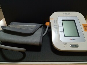 オムロン/ OMRON /上腕式血圧計 /デジタル自動血圧計 /HEM 7011/血圧計 /自動血圧計/ オムロンデジタル自動血圧計/中古美品/動作確認済