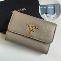 【極美品箱付き】PRADA プラダ 三つ折り財布 サフィアーノレザー マルチカラー バイカラー グレー 水色 ライトブルー 1MH025_画像1