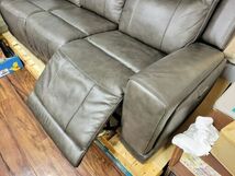 新古品gilman creek furniture 電動革製リクライニングソファ_画像2