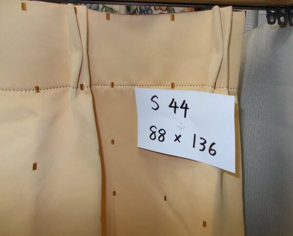 遮光カーテン　巾88×高さ136cm　肉厚遮光　ドレープカーテン　オーダーカーテンの展示見本品の処分　S-44