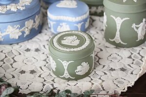 ■店頭価格￥６６００■wedgwood１２ウェッジウッド ジャスパーウェア グリーン蓋付き小物入れ■英国