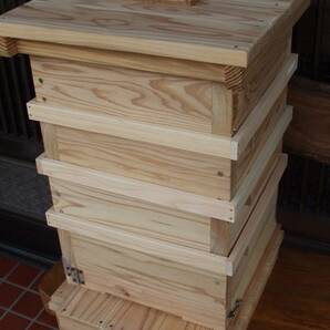 日本蜜蜂巣箱  重箱式 ４段  上蓋と台座部分に開閉口あり の画像3