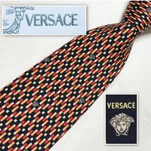 ■美品■VERSACE ヴェルサーチ　ネクタイ　メデューサ　四角形　図形　総柄　シルク100% 日本製　オレンジ×ブラック×ネイビー_画像2